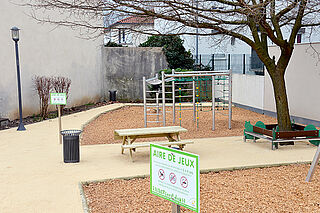 Espace de jeux pour enfants avec une table de pique-nique. - Agrandir l'image, .JPG 518 Ko (fenêtre modale)